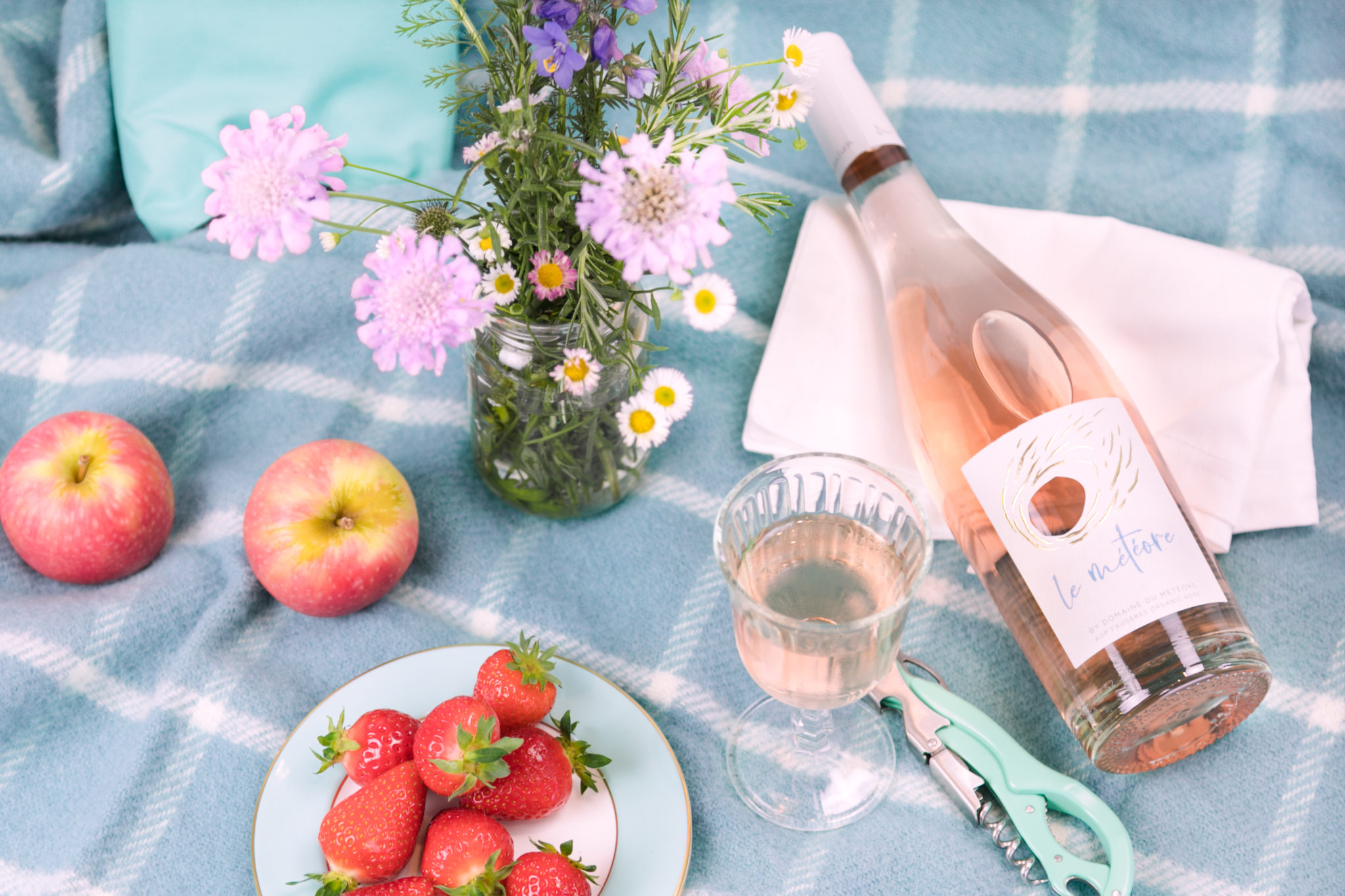 A Fragrant Dance with Le Météore 2022 Faugères AOP Rosé – A Summer Symphony in a Glass